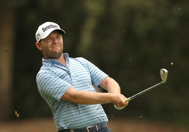 布兰登-格雷斯在雷暴天气侵袭前果断挥杆，他的上杆动作流畅而充满力量，仿佛在与即将到来的风暴争夺时间。