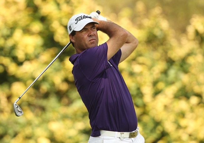 44岁的南非老将凯斯-霍恩在格林道尔球场凝神静气，正准备挥出关键一击，他的眼神中写满了经验与沉着。