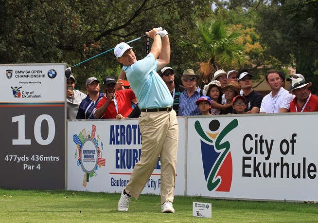 厄尼-埃尔斯在开球前审视球道，表情严肃，这位南非传奇正在为他的推杆困境和晋级前景而苦苦思索。