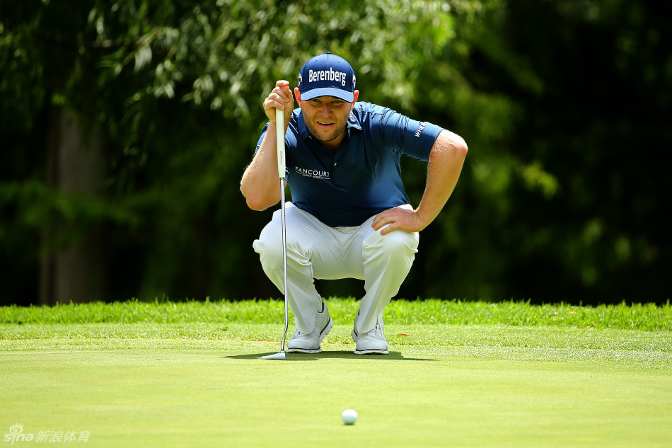 克里斯在开球前单膝跪地悉心摆放小球,神情庄重如同进行一项严谨的仪式