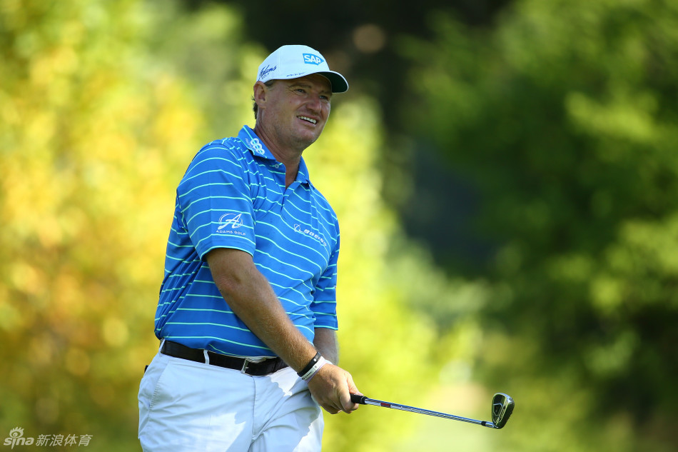 领先者布兰登-斯通在万众瞩目下沉稳推杆,面部表情冷静专注如静水深流