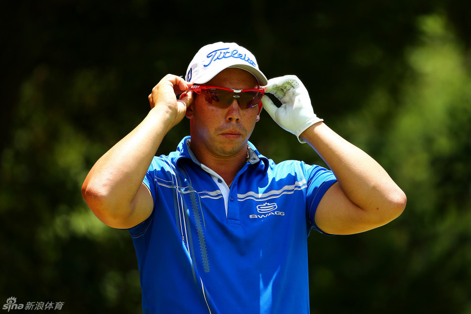 沃特尔在发球台上蓄力猛轰,球杆与空气摩擦仿佛能听见呼啸之声,力量感喷薄而出