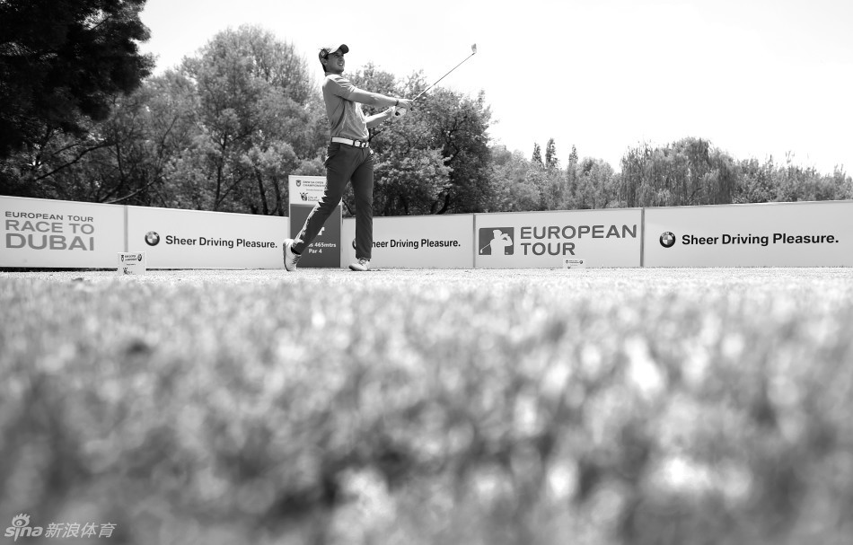 布兰登-格雷斯一号木全力挥击,白色小球在湛蓝天空下拖出一道凌厉的轨迹