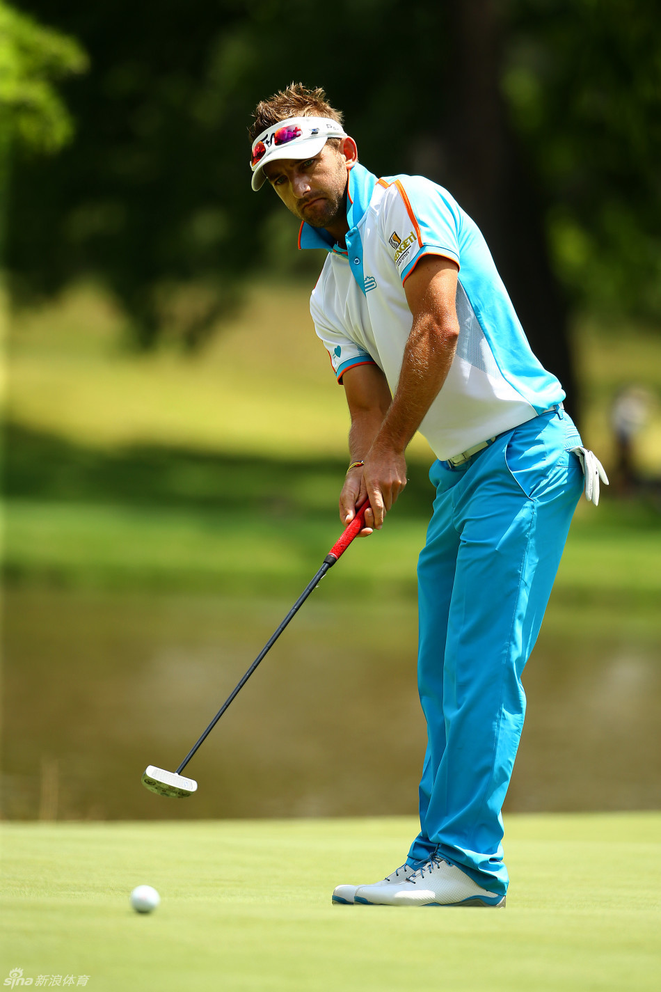 夕阳余晖洒满球场,球员与球童的身影被拉长,构成一幅充满故事性的温暖画面