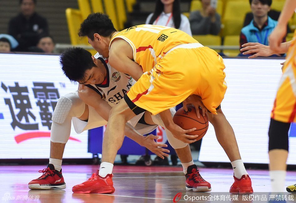 鞠明欣运球强行突破，遭遇江苏同曦多人组成的铁索横江防线，皮球在激烈拼抢中几乎变形