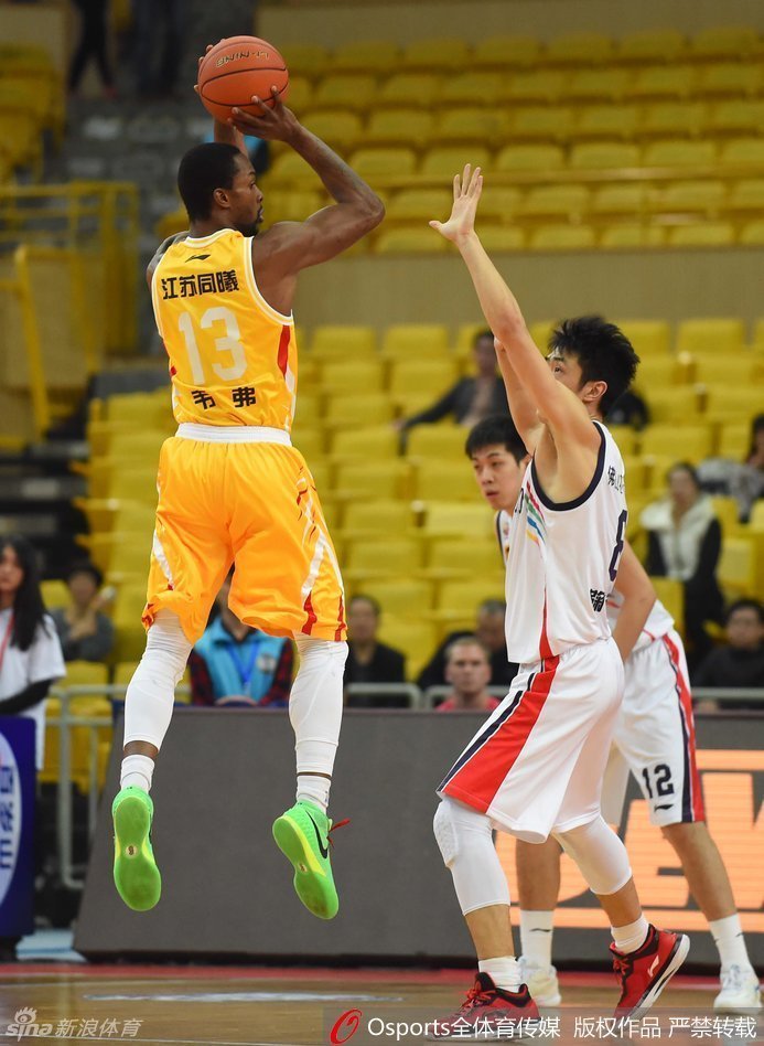 江苏队员高高跃起，迎着佛山外援贝尼蒙的封堵，狠狠将球砸进篮筐，地板的震动仿佛透过屏幕传来