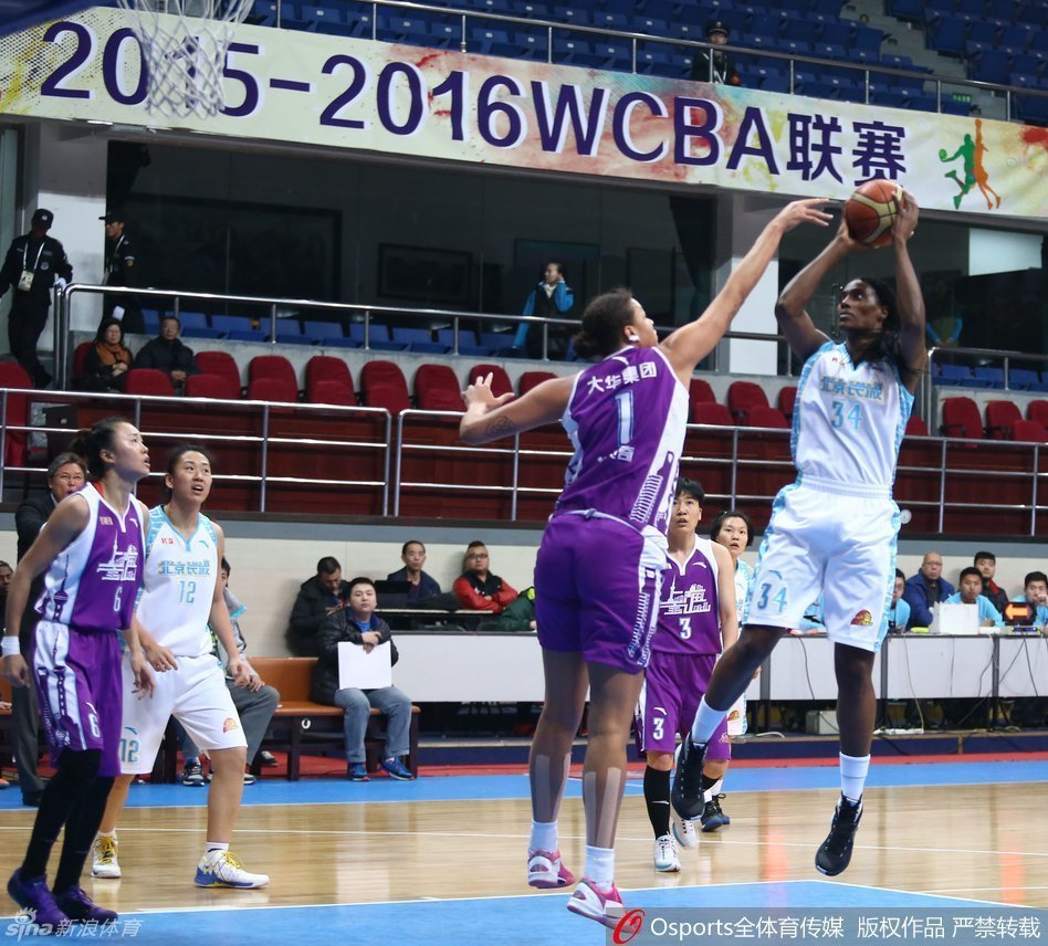 坎贝奇内线高举高打，面对两人封堵依然强势完成终结，展现出顶级中锋的绝对统治力。