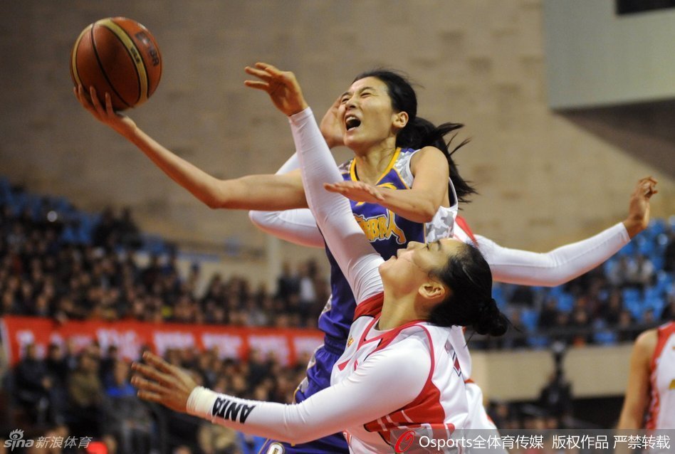 摩尔在三人包夹下自信出手，眼神坚定，即便面对严防死守，她依然是山西队最可靠的得分利刃。
