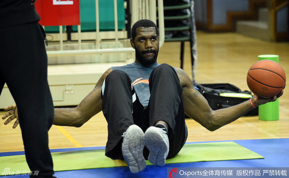 李春江指导神情专注地站在场边，双手拢在嘴边大声呼喊战术，眼神紧紧盯着场内球员的每一次跑位，他的严谨是广厦队成长的基石。