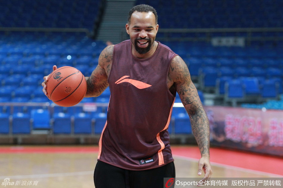 尽管训练已经结束，但北控队的主教练王锡东依然留在场边，双手抱胸凝视着空旷的球场，似乎在思考着下一堂训练课的改进方案。