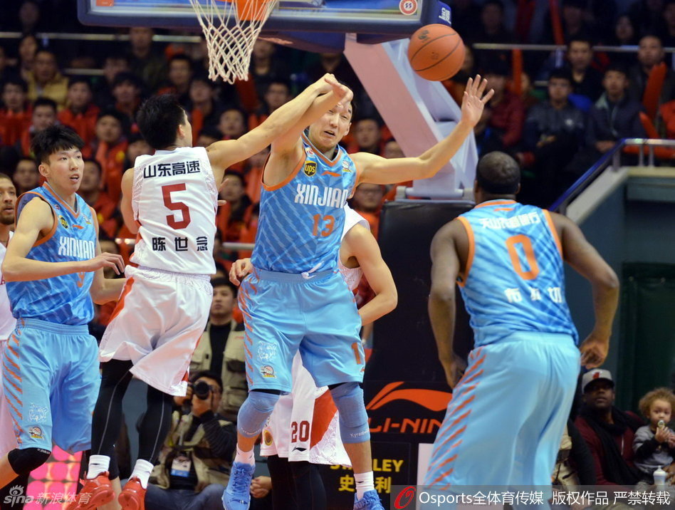 布莱切用敦实的身躯卡住防守位置，在篮下对抗中展现出万花筒般的进攻技巧，强行将球放入篮筐