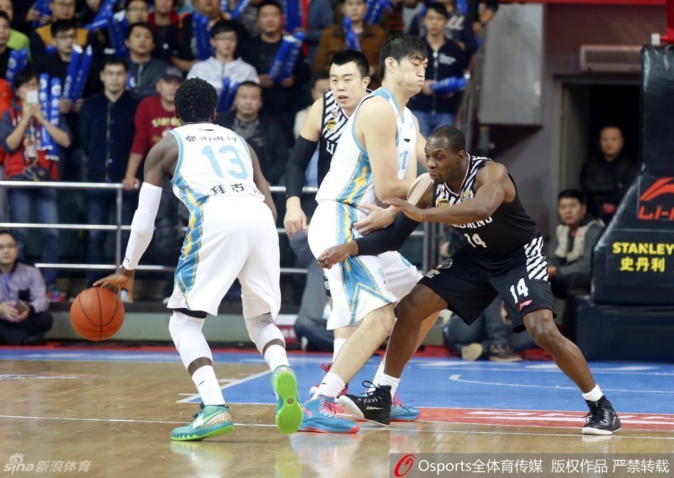 郭艾伦绕过韩德君的掩护后获得空位，他果断跳起出手，篮球脱手而出，眼神紧盯着飞向篮筐的轨迹。