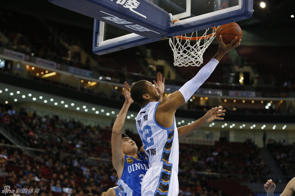 翟晓川持球加速强行突破防线，整个人的姿态充满了爆炸性的力量与一往无前的决心。