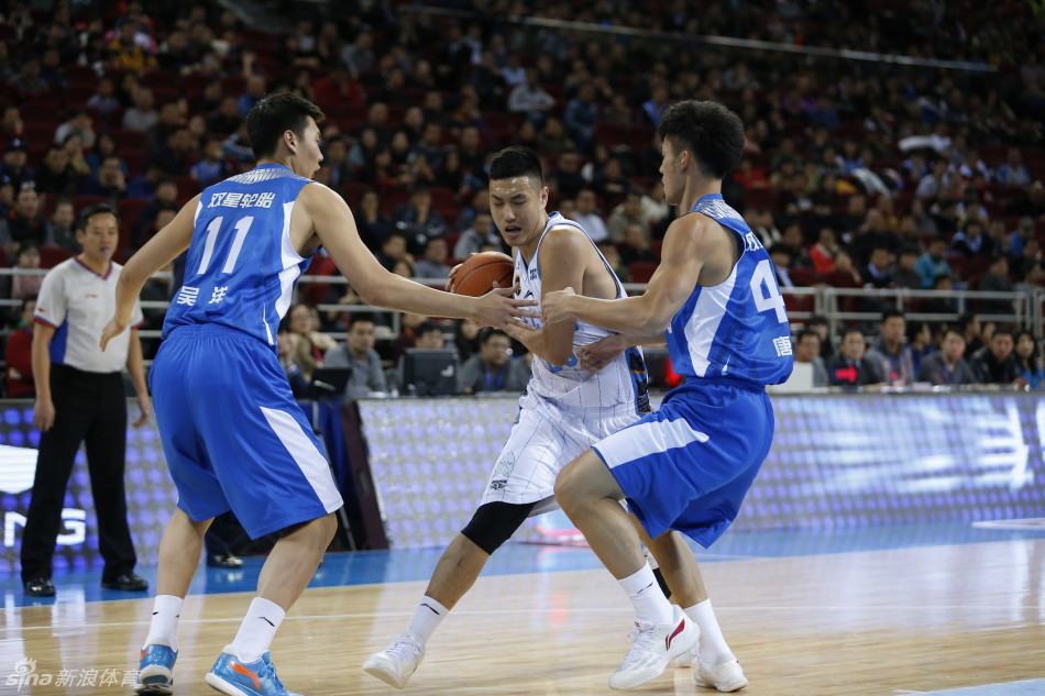 孙悦在防守端高高跃起，舒展的长臂完全封住了对手的投篮路线，无所畏惧地送上大帽。