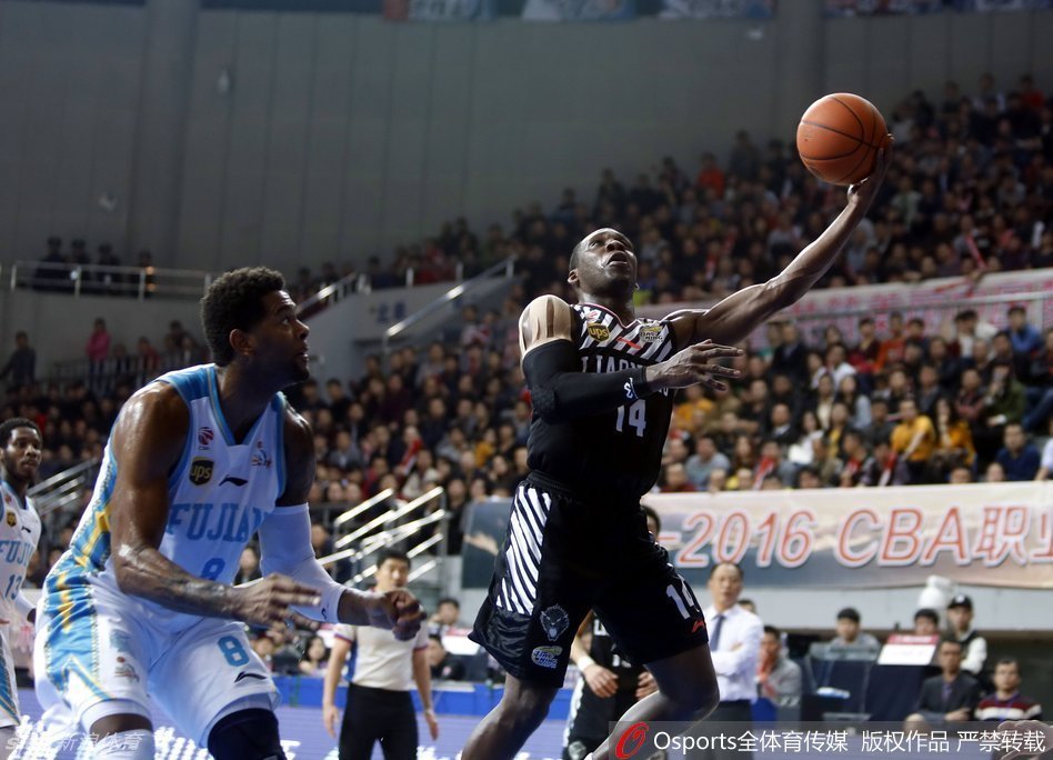 哈德森在防守球员的围堵下依然坚定起步，如离弦之箭般杀向福建队禁区，眼神中满是杀气。