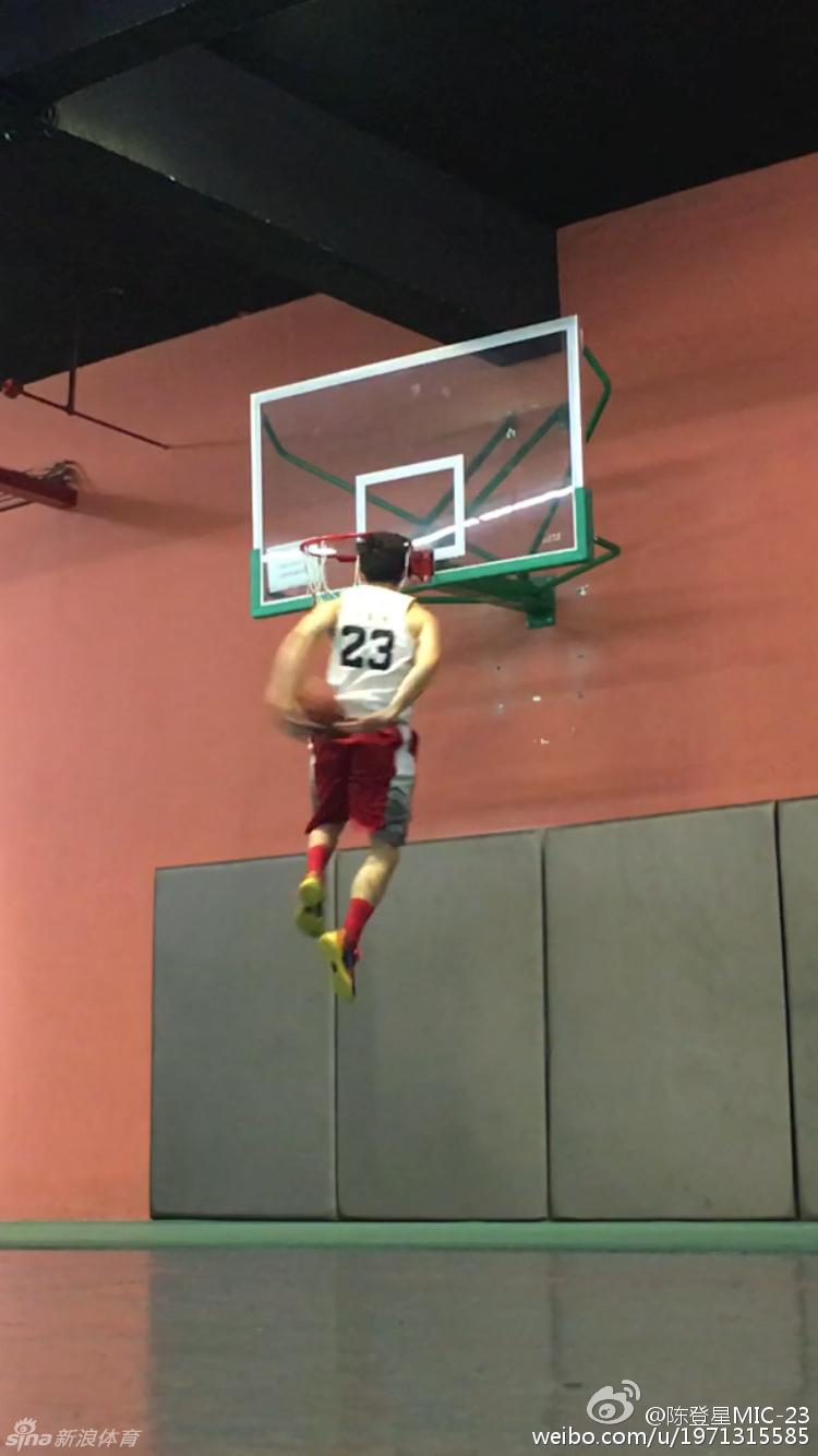 飞驰的跑动中，陈登星巧妙地将球从背后绕过，在空中完成换手，用一记丝滑流畅的背后换手扣篮，展现了超强的滞空能力和球感。