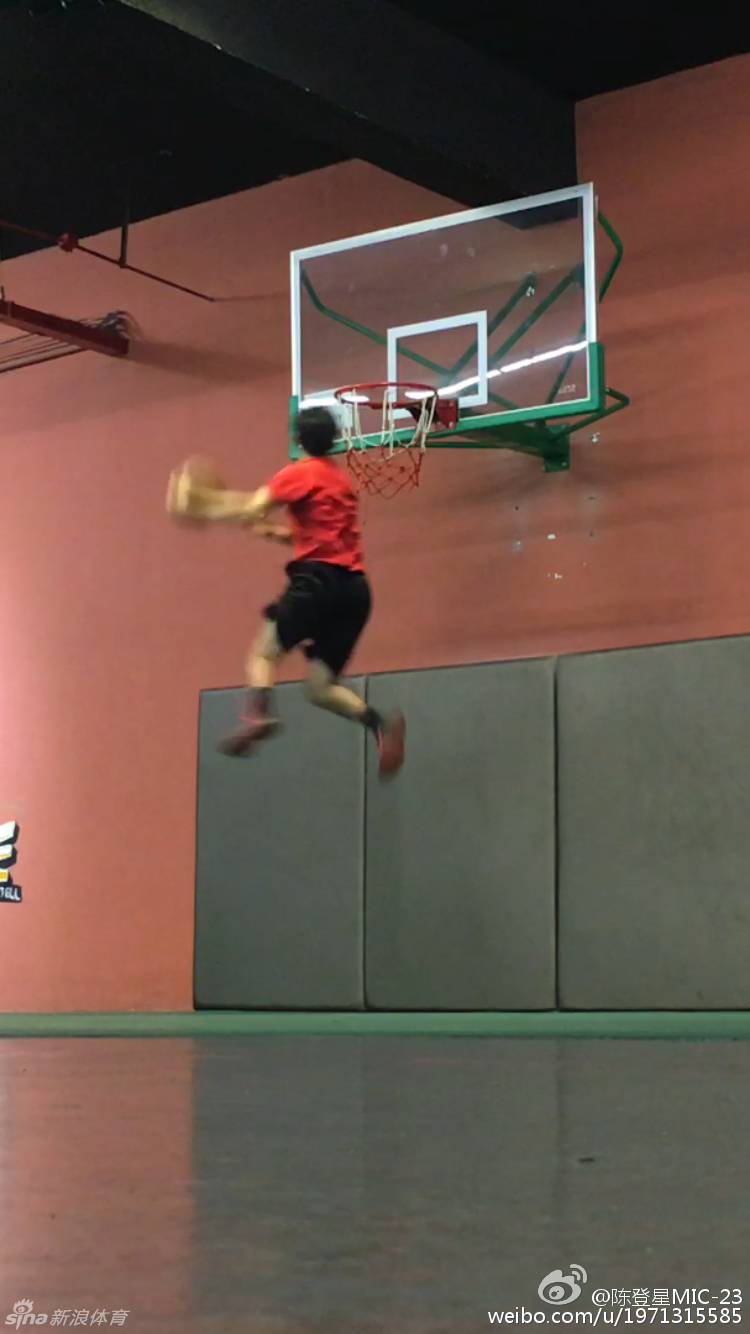 陈登星高高跃起，在空中转体，将篮球抡出一道饱满的圆弧，完成了一记舒展至极的大风车扣篮，仿佛在空中作画，将力与美展现得淋漓尽致。