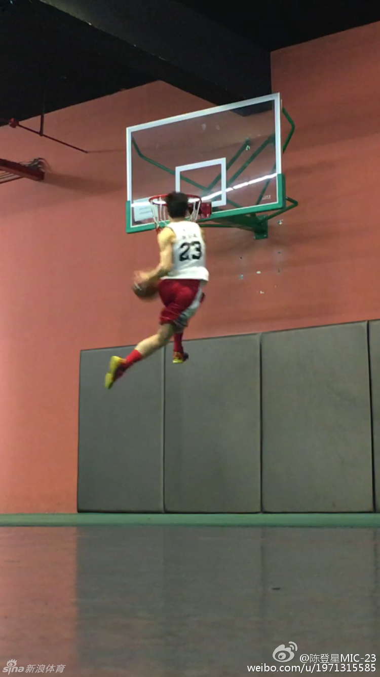 面对篮筐，陈登星双手牢牢抓住篮球，以排山倒海之势完成双手暴扣，全身肌肉线条迸发出惊人的力量感，诠释了草根扣篮王的暴力美学。