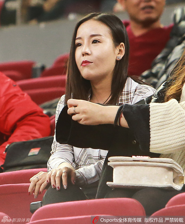 翟晓川、方硕女友看台观战