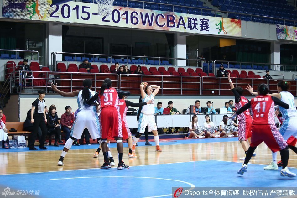 北京队高颂在内线接到队友传球，她利用灵活的脚步转身，面对防守球员的长臂干扰，果断勾手投篮，展现细腻的内线单打技术。