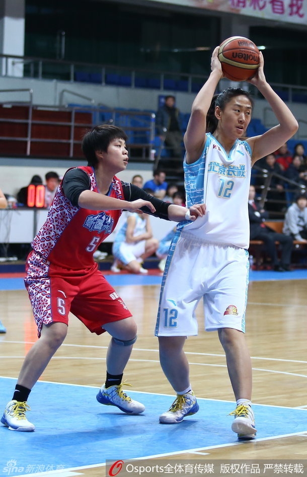 一次投篮不中后，双方球员在篮下展开了激烈的卡位战。北京队和新疆队的几名球员同时起跳，手臂交织，只为争夺那宝贵的篮板球。