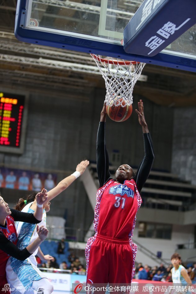 比赛中最精彩的瞬间，一名球员在人群中高高跃起，将弹框而出的篮球狠狠地补进篮筐，引爆了全场观众的激情呐喊。