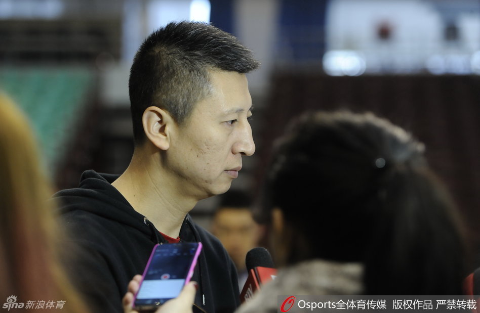 李晓旭在底角冷静出手，篮球划出完美弧线，这位内线悍将的稳定中投，将是辽宁队拉开进攻空间的重要棋子。