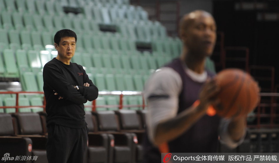 闵鹿蕾双手抱在胸前站立在场边，表情严肃地注视着场内弟子们的一举一动，眼神中透露出对细节的严苛要求