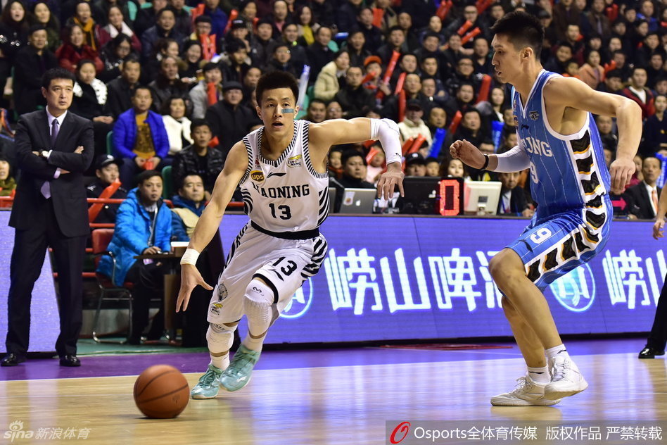 辽宁内线擎天柱韩德君背身单打张松涛，他庞大的身躯完全压制住对手，肌肉碰撞的瞬间张松涛几乎失去平衡，大韩硬生生在篮下凿出了得分区域。