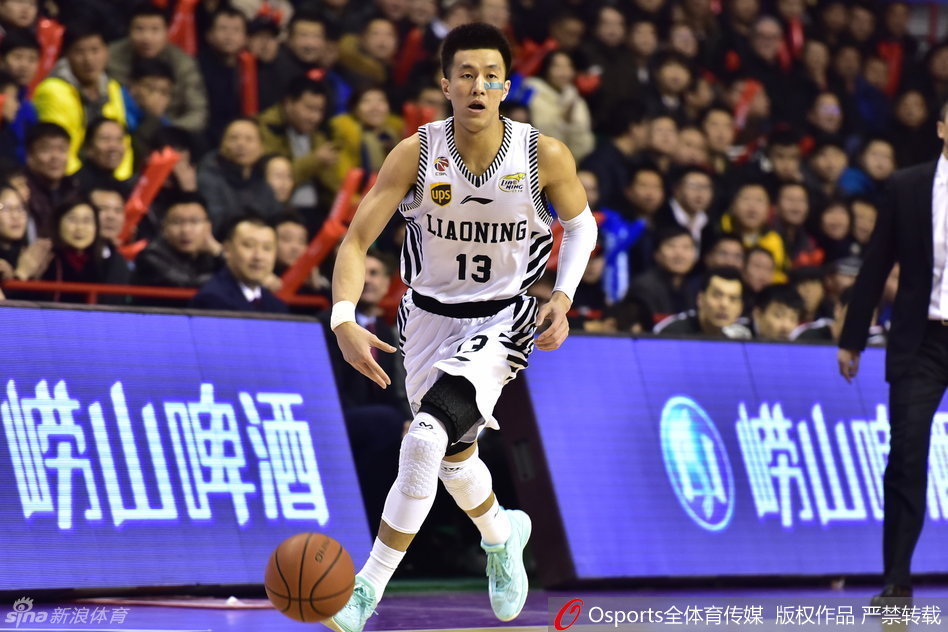 赛前热身区，身披红色战袍的郭艾伦与国家队队友翟晓川击掌致意，两人脸上虽带着笑意，但眼神中已悄然燃起对即将到来的攻防较量的渴望。