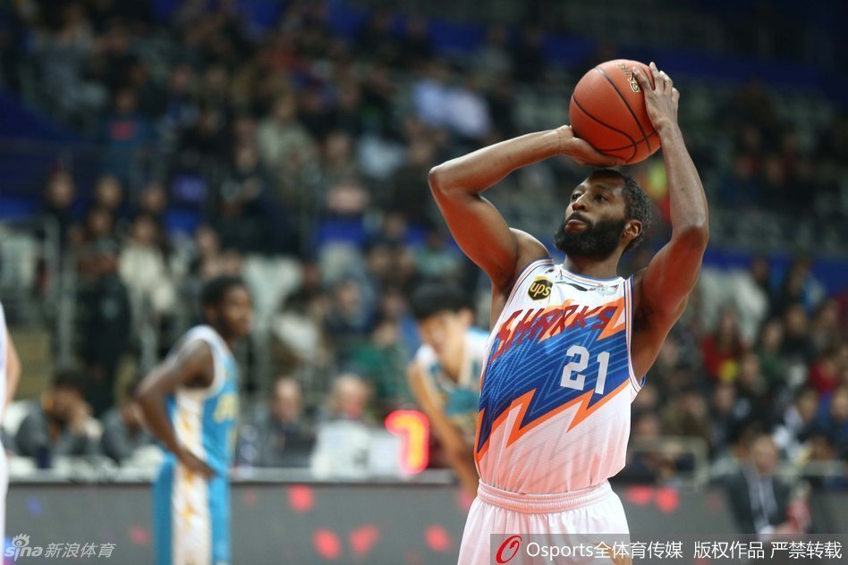 上海男篮后卫普莱斯面对防守，高高跃起稳稳出手三分球。