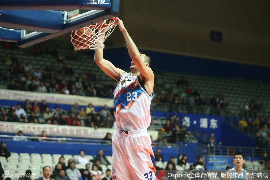 富兰克林如重型坦克一般加速突破，防守球员只能侧身追赶。