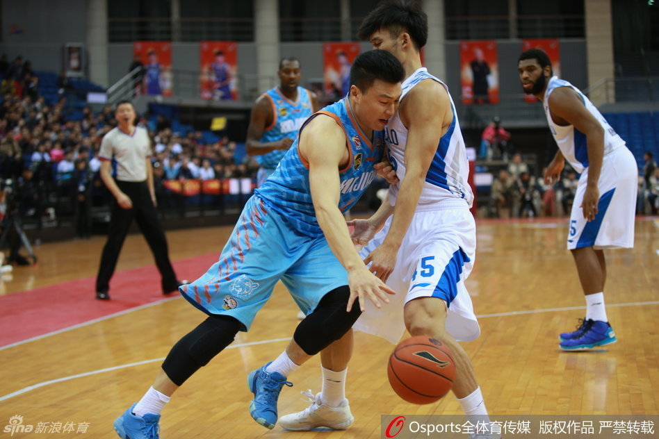 定海神针刘炜老当益壮，利用节奏变化撕开防线，为年轻队友创造出绝佳的进攻机会。
