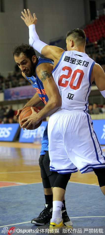 张春军强硬顶开防守人，在身体失衡前将球抛向篮筐。