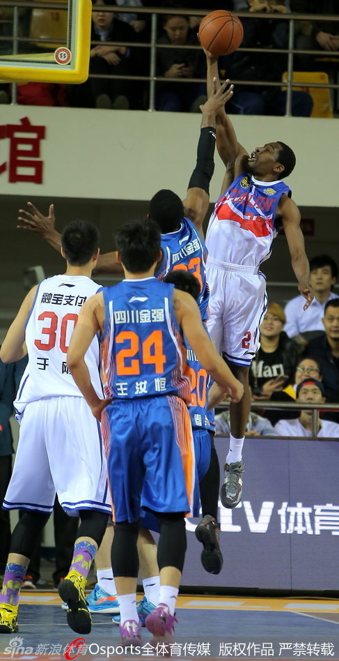 哈达迪在双人包夹下依然高举高打，利用身高优势勾手投篮。