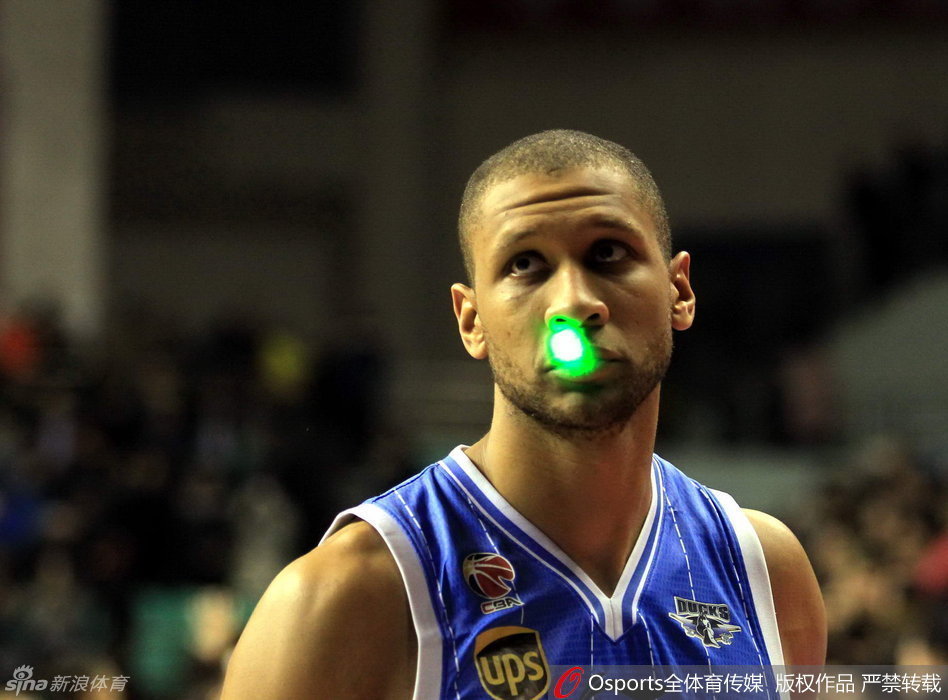 郭艾伦完成一次精彩的抢断后，立即发动反击，他压低重心运球狂奔，北京队的孙悦在身后紧追不舍，却只能目送这位后辈如流星般划过球场。