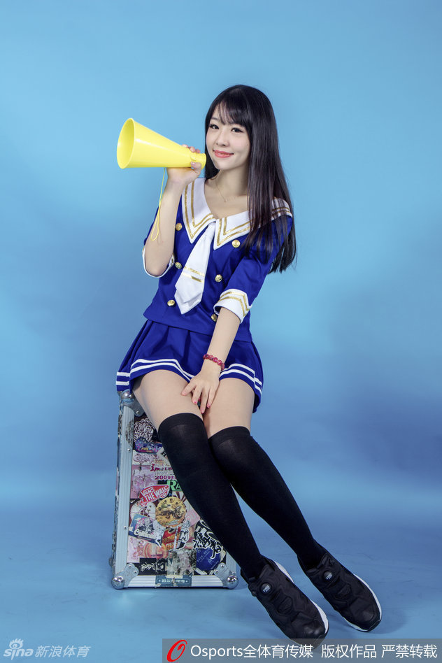 深圳烈豹啦啦队长在场边凝神静气，一双会说话的眼睛闪烁着灵动的光芒，仿佛在告诉观众好戏即将上演。