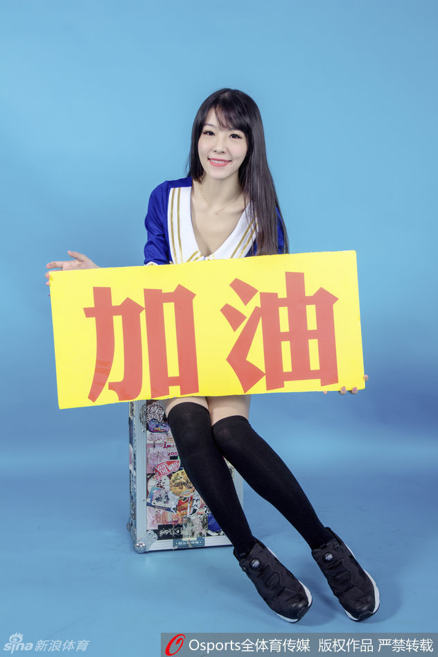 深圳烈豹啦啦队在主场比赛中场休息时登场献艺，她们动作整齐划一，手中的花球如同跳跃的火焰，将现场气氛推向高潮。