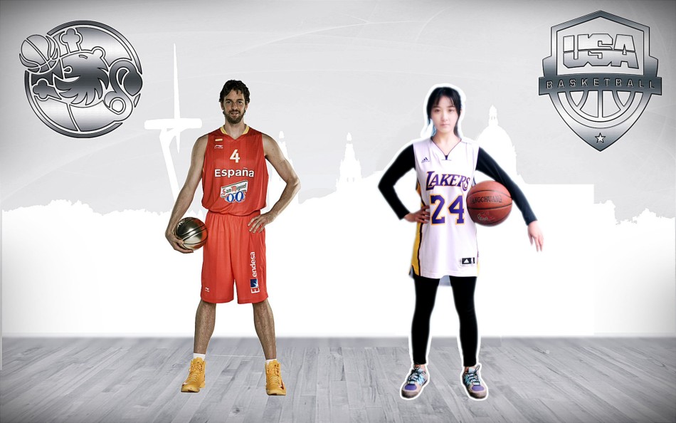 照片中的“科小芽”咬着手指，坐在观众席上，眼神中流露出一种复杂的情绪，既有见到偶像的兴奋，又带着对即将告别的不舍，她身边摆放着科比的玩偶和自制的应援牌，细节之处充满爱意。