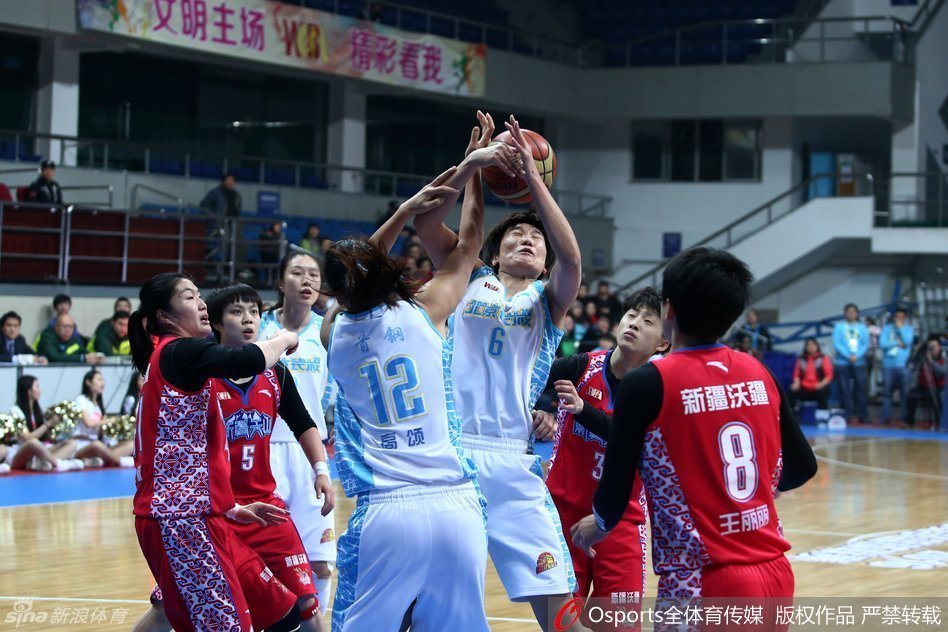 北京队外援与张帆联手起跳，在新疆队员头顶强硬摘下前场篮板，瞬间点燃全场气势。