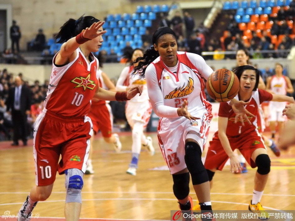 北京队后卫运球强行突破，新疆队两名防守球员前后夹击，突破路线被完全封死仍在奋力前行。