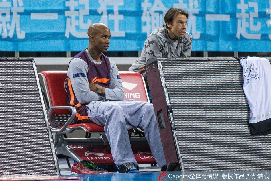 马布里独自坐在场边的广告牌上，身披毛巾，若有所思地看着场上训练的队友，他正在为即将到来的艰苦赛季积蓄能量。