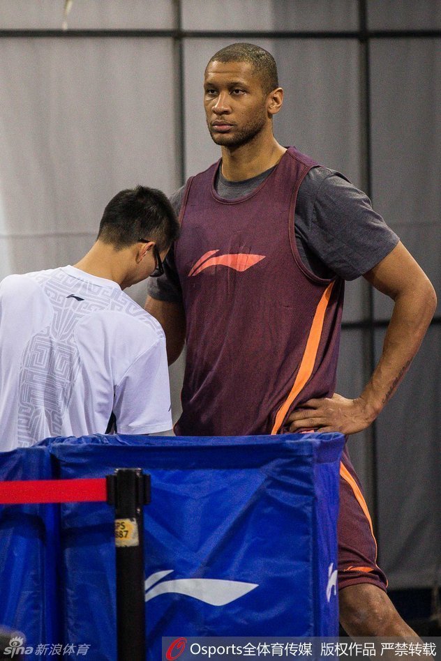 主教练闵鹿蕾在场边接受媒体采访，他表情严肃认真，手里拿着战术板，正对着镜头分析球队的夏训计划。