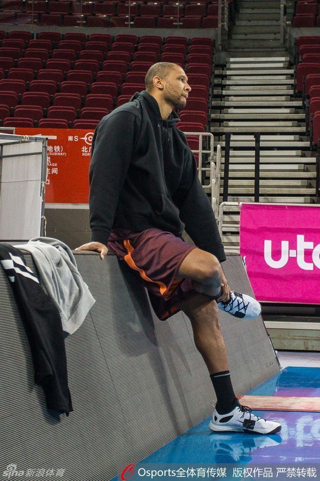 大外援莫里斯在场边坐着发呆，眼神放空，表情呆萌可爱，与球场上凶悍的他形成了有趣的反差萌。