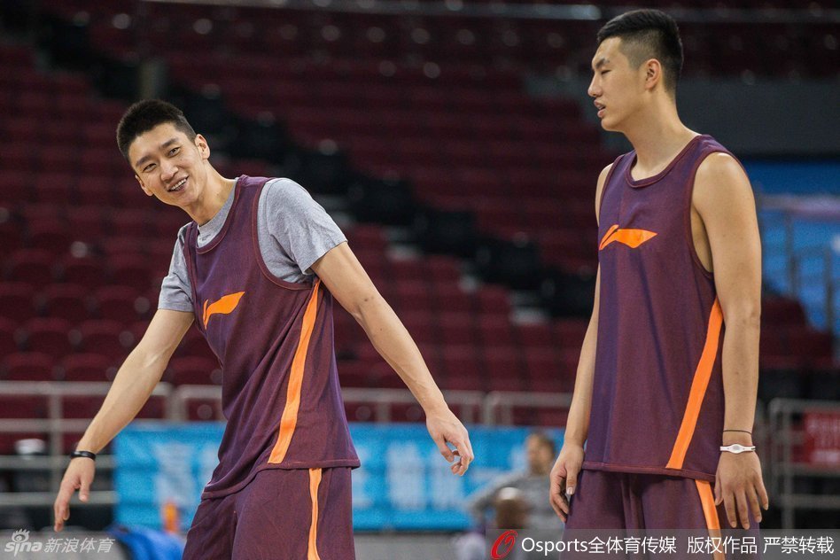 张庆鹏在体能教练的指导下进行单打训练，他咬紧牙关，肌肉线条分明，完全看不出是一名久经沙场的老将。