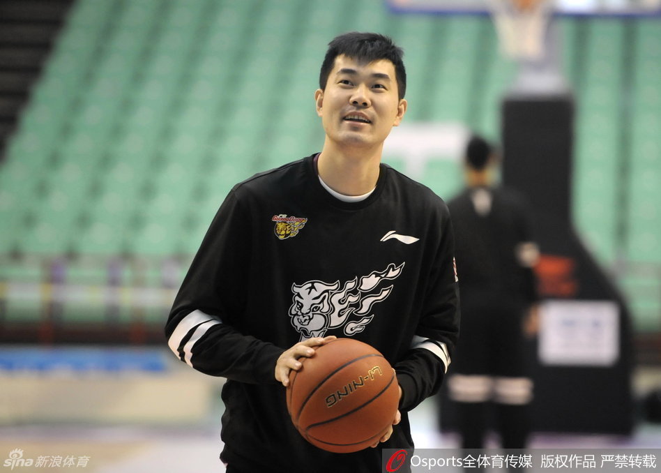 队长周鹏在训练中面露灿烂笑容，作为球队锋线的中坚力量，他的好心情也感染着全队，展现出宏远将士面对大战前的轻松与自信。