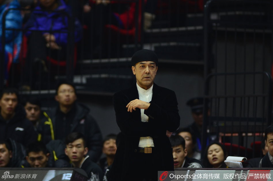 新疆队李根在八一队许钟豪和付豪的合力围堵下，身体完全失去平衡，依然咬牙将球抛向篮筐。