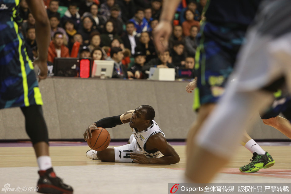 哈德森在人群中腾空而起，以极其舒展的姿态完成上篮，展现出超级外援超凡的身体素质和得分能力