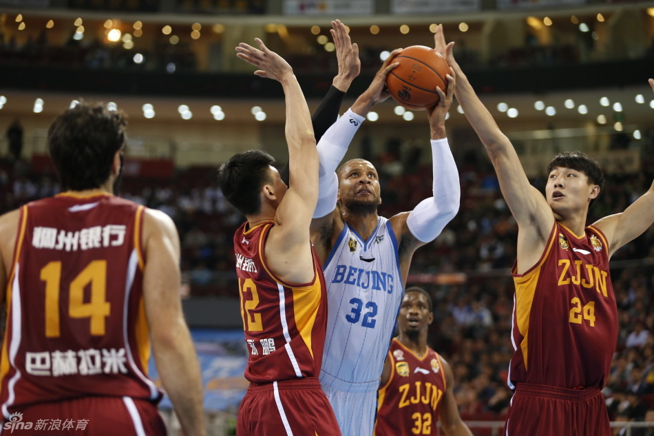 面对巴赫拉米的犀利突破，翟晓川如影随形，全力回追，展现出非凡的防守决心。