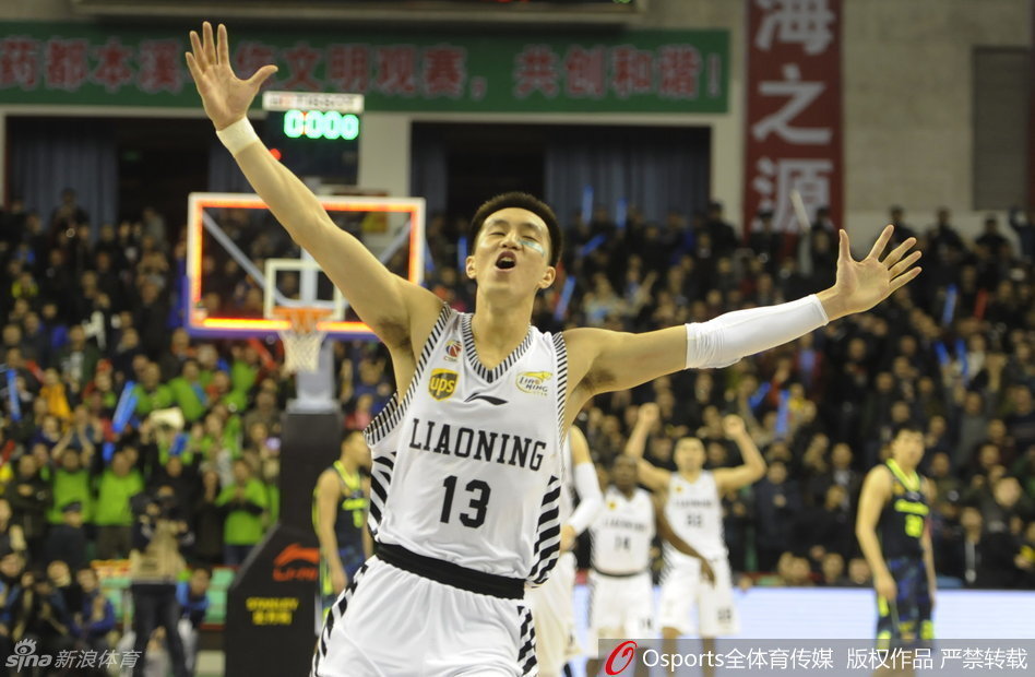 郭艾伦兴奋地与队友击掌庆祝胜利，全场球迷的欢呼声达到了顶点，这是属于辽宁队的荣耀时刻